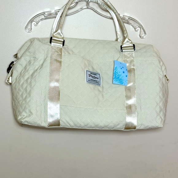 NWT Cream Quilted Weekender Travel Bag with Toiletry/purse bag included - Picture 1 of 7